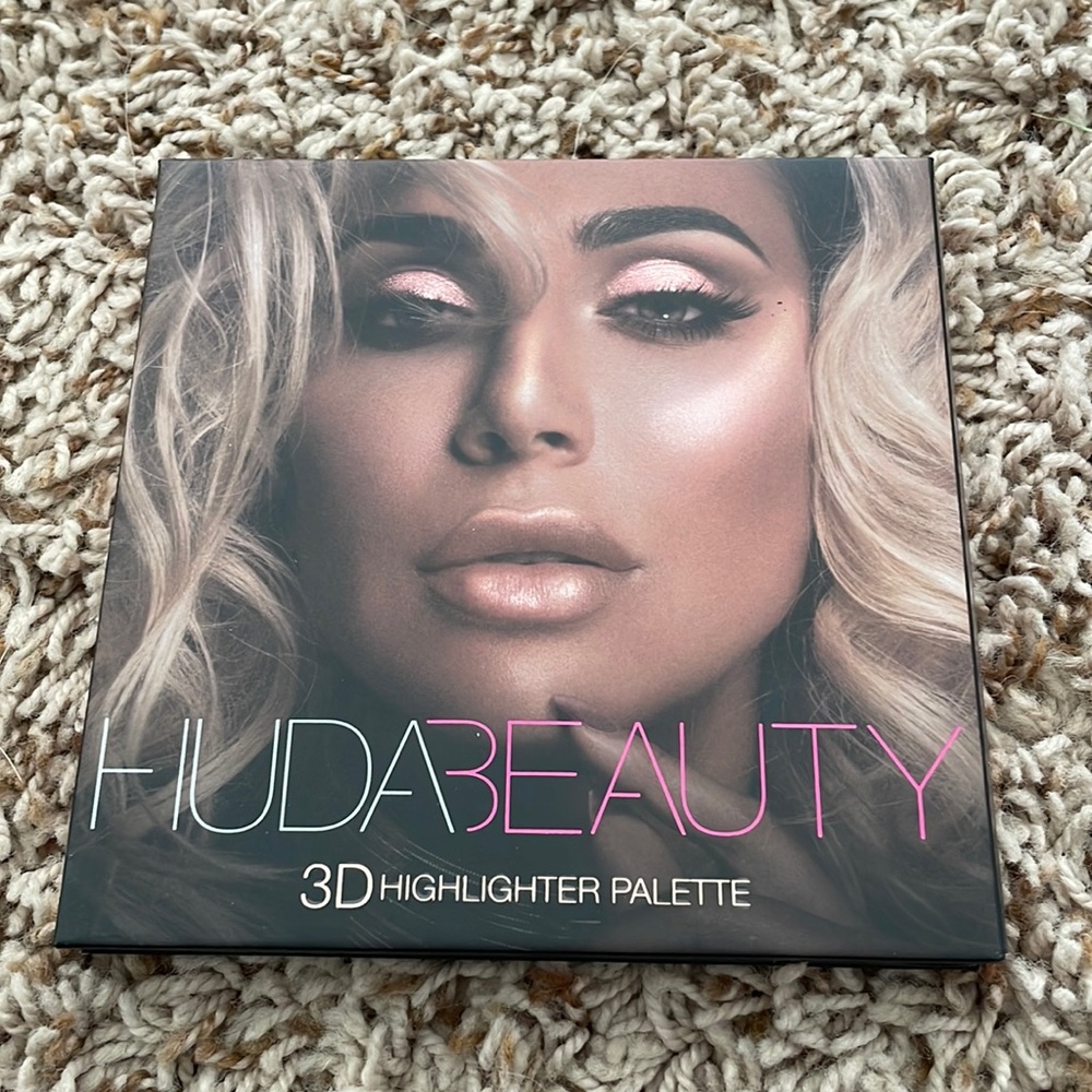 Huda beauty 3-D highlighter palette
